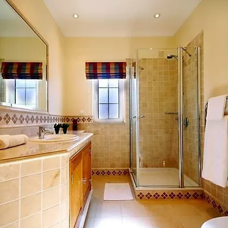 Sleeps 6 Pool Air Con Wifi
